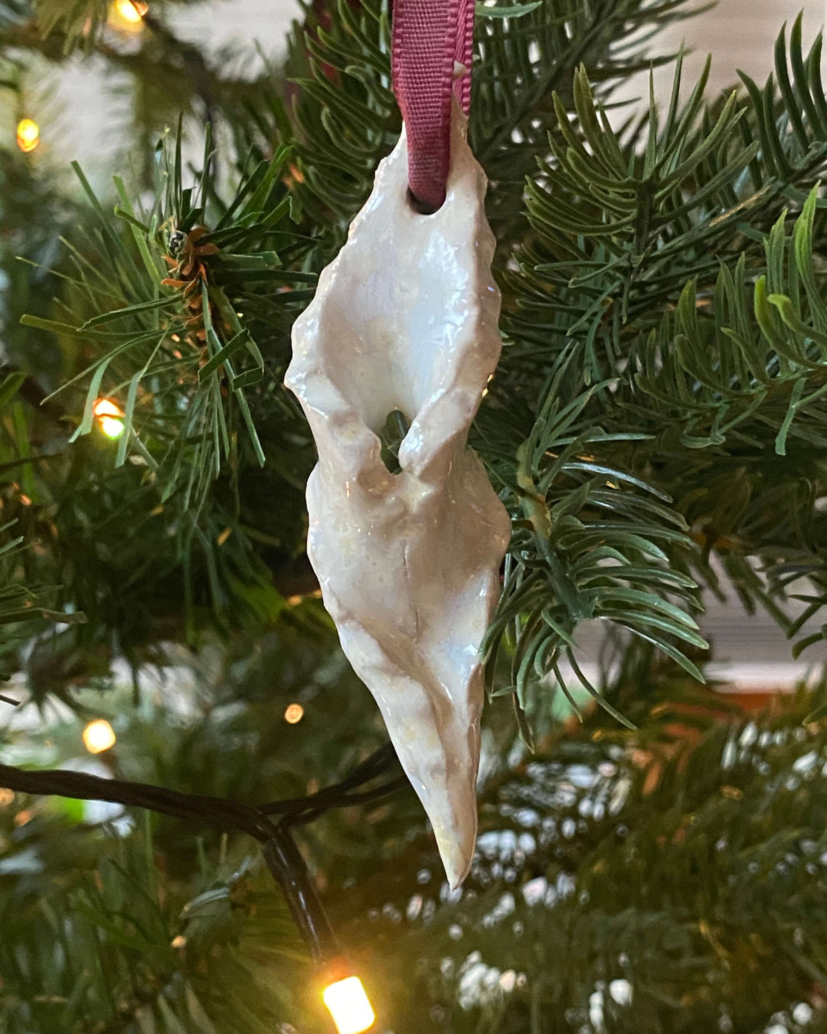 Håndlavet juleophæng Klejne i hvid keramik hængende på juletræ
