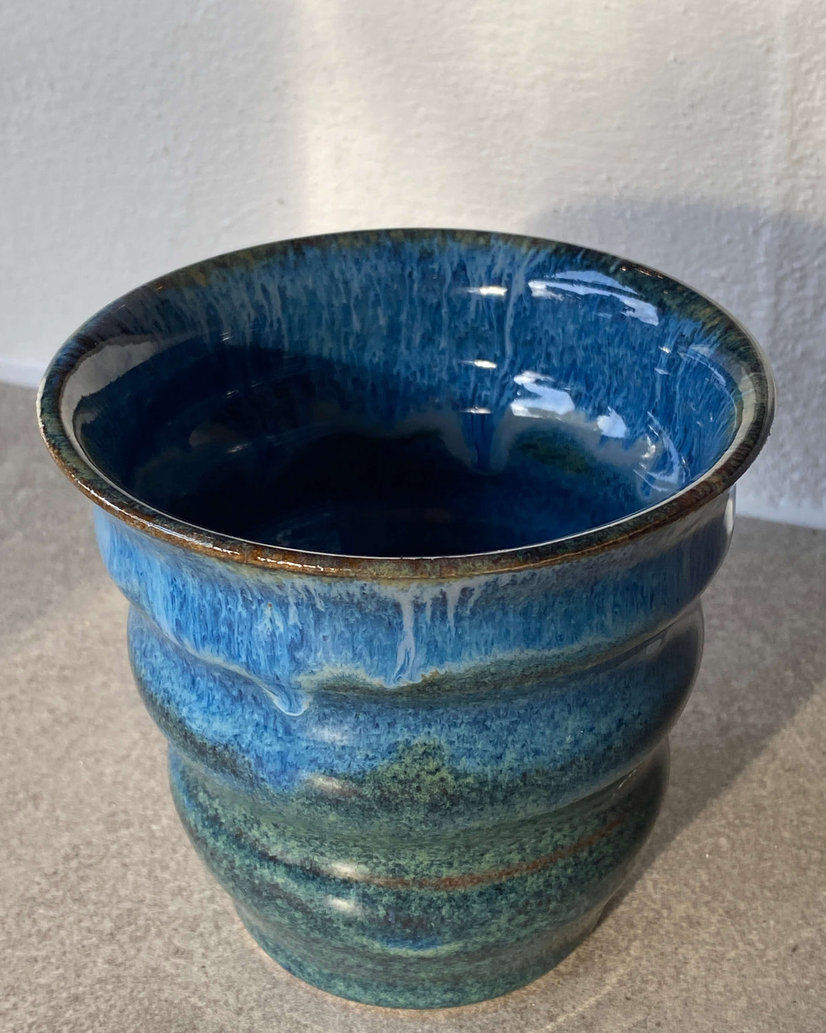 Krus Blue Wave set skråt ovenfra med blank blå indvendig