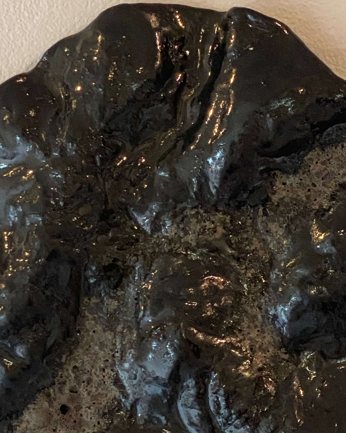 Detalje af den blanke sorte overflade