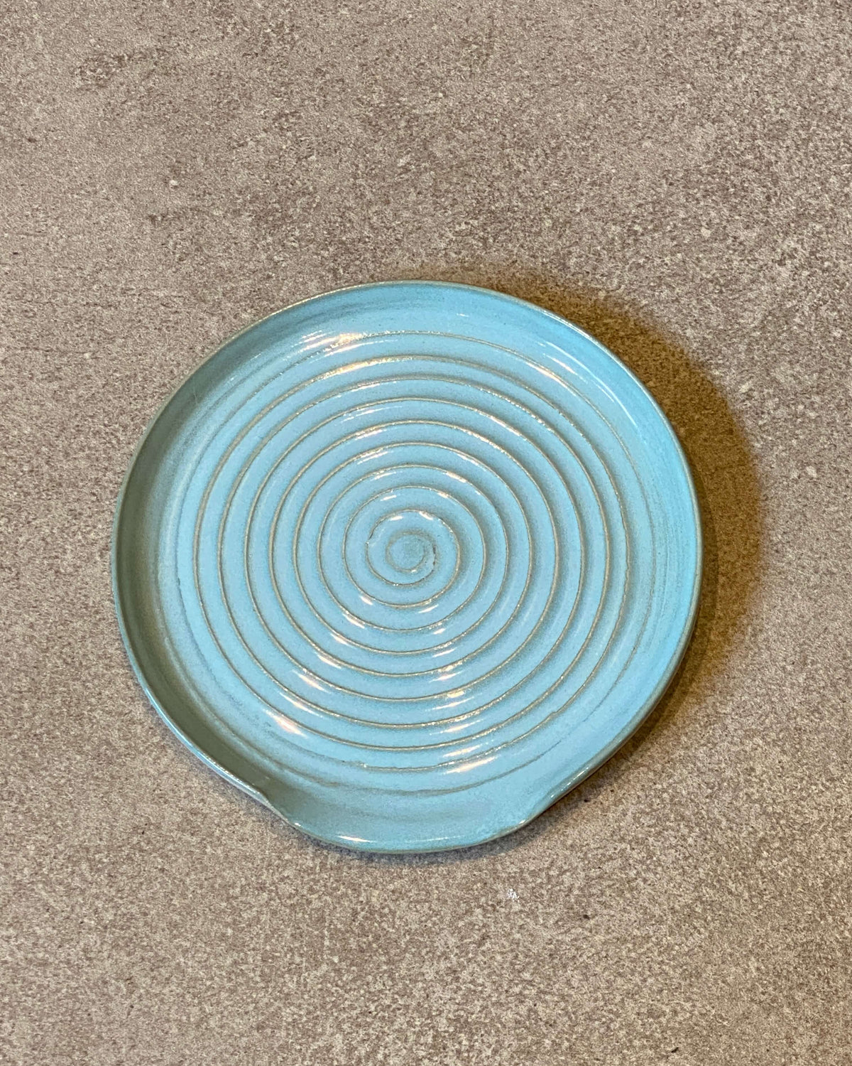Rund grydeskeholder Lyseblå spiral med drejet spiral i lyseblå glasur – håndlavet keramik fra Keramikbyh