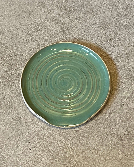 Rund grydeskeholder Grøn spiral med drejet spiral i grøn glasur – håndlavet keramik fra Keramikbyh