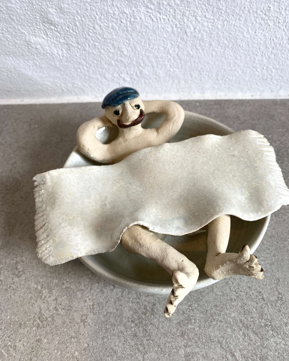 Sæbeskål Store Claus med humoristisk mandefigur med baret i badekar – håndlavet keramik fra Keramikbyh