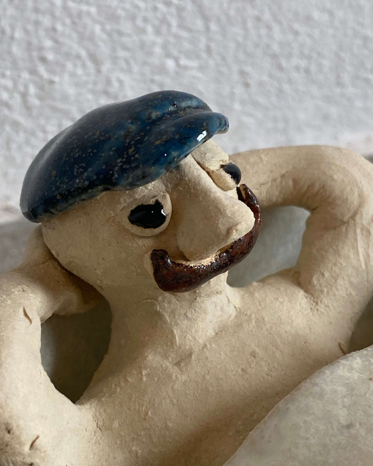 Nærbillede af Store Claus med baret og overskæg
