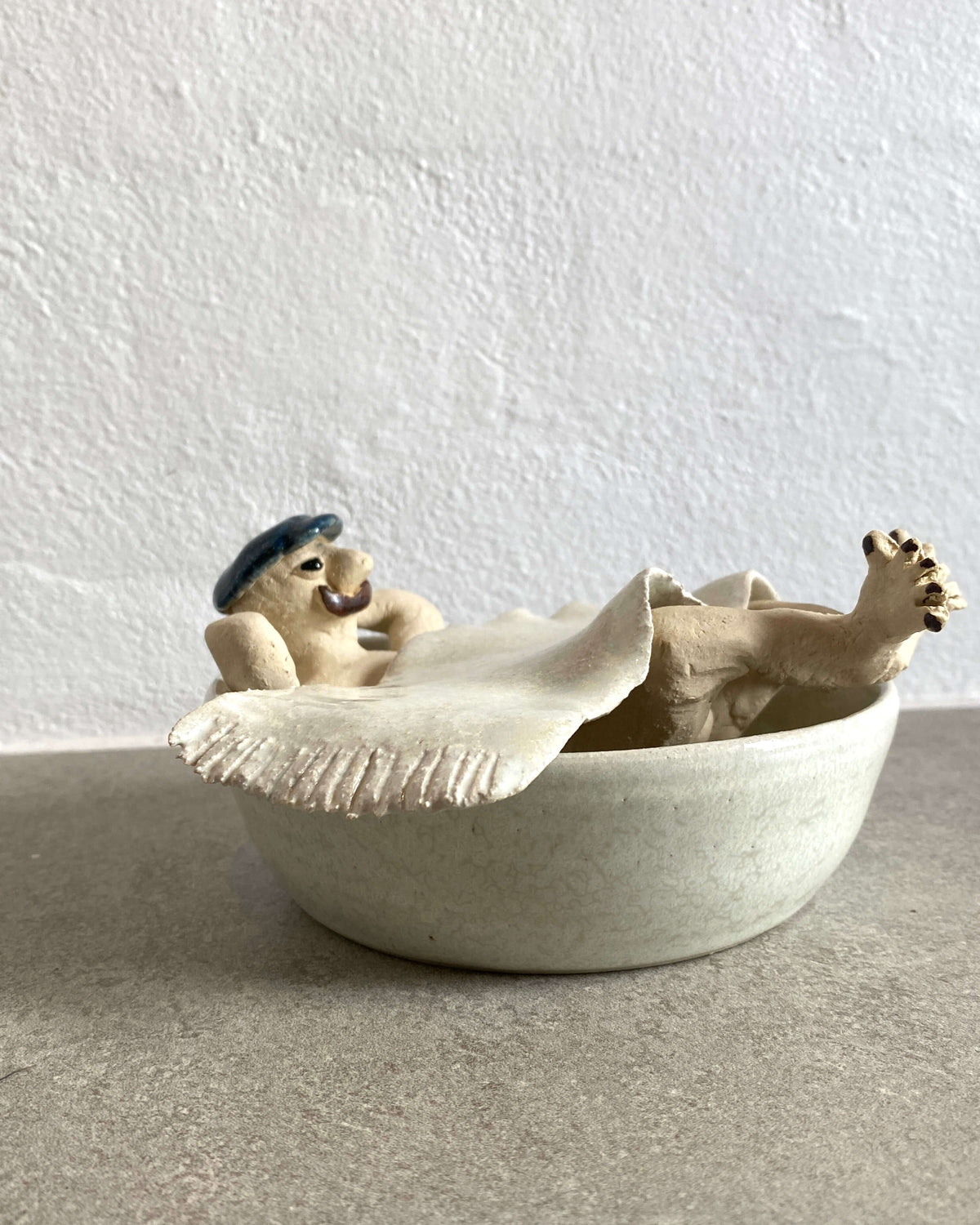 Store Claus i badekarret set fra siden