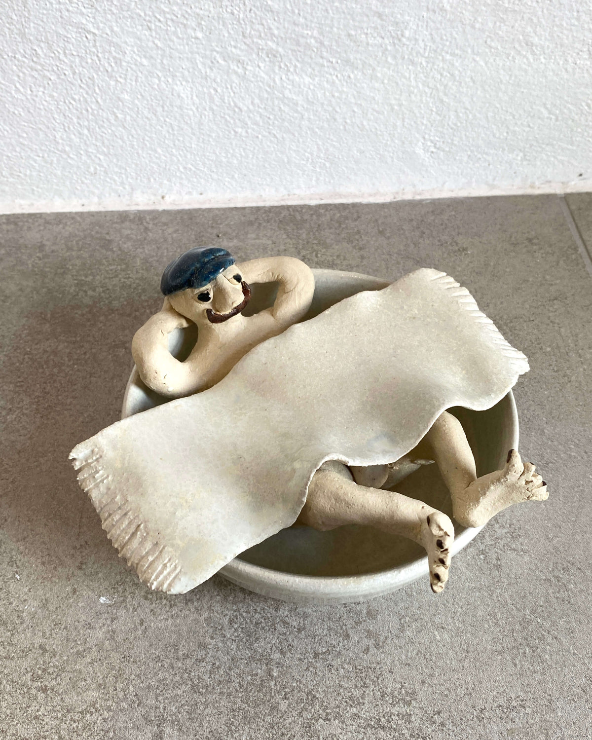 Store Claus med håndklædet over sig