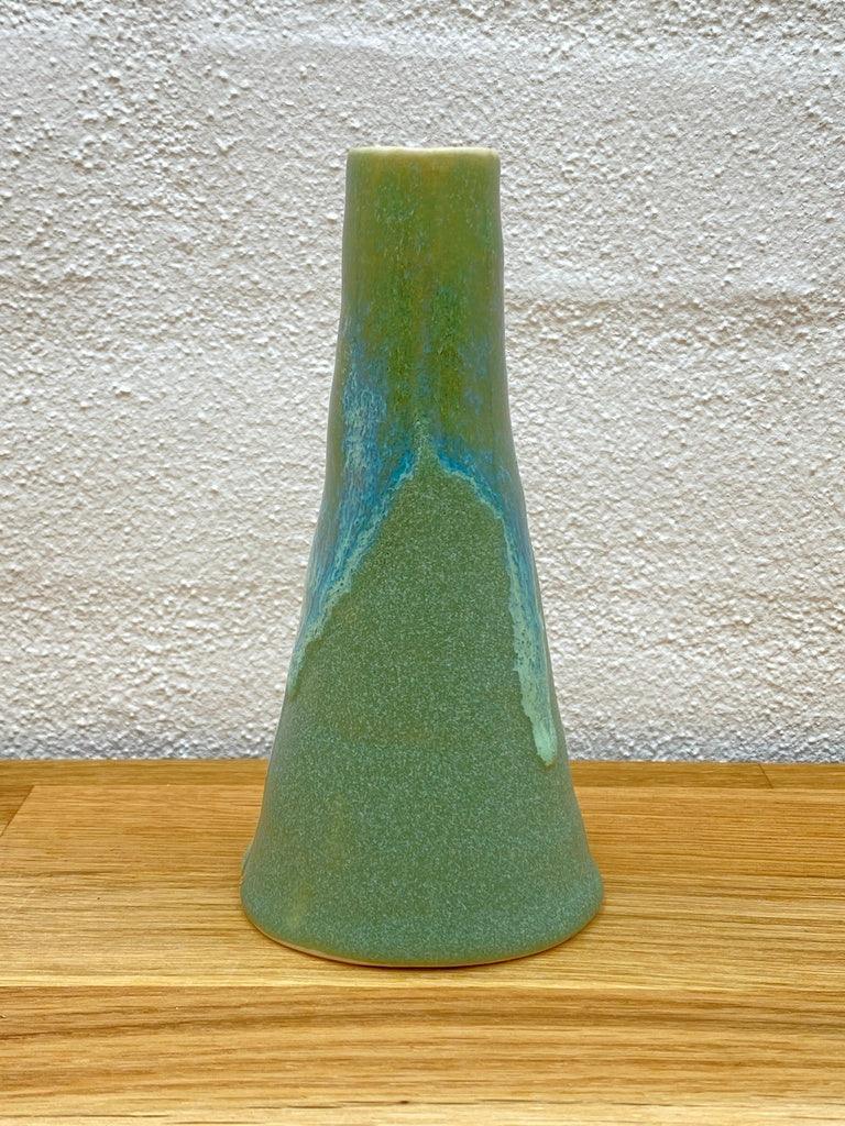 Vase Vulkan set forfra med turkis glasur der løber ned